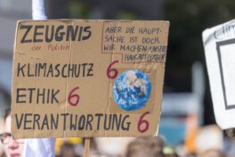 © Marco Verch: https://www.ccnull.de/foto/schuelerdemonstration-vergibt-zeugnis-an-die-politik-mit-noten-und-kritisiert-mangelnden-klimaschutz-ethik-und-verantwortung/1045657